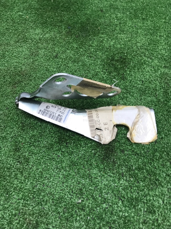 Петля капота