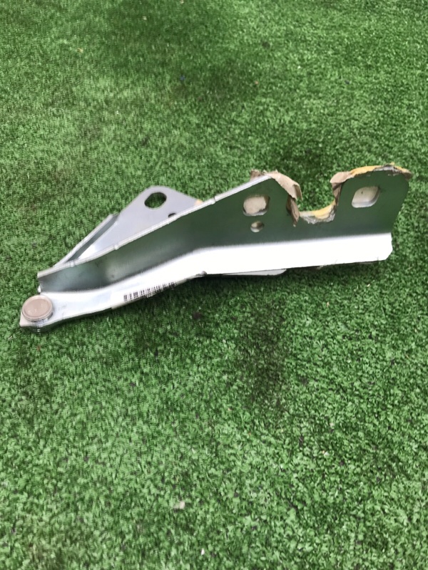 Петля капота