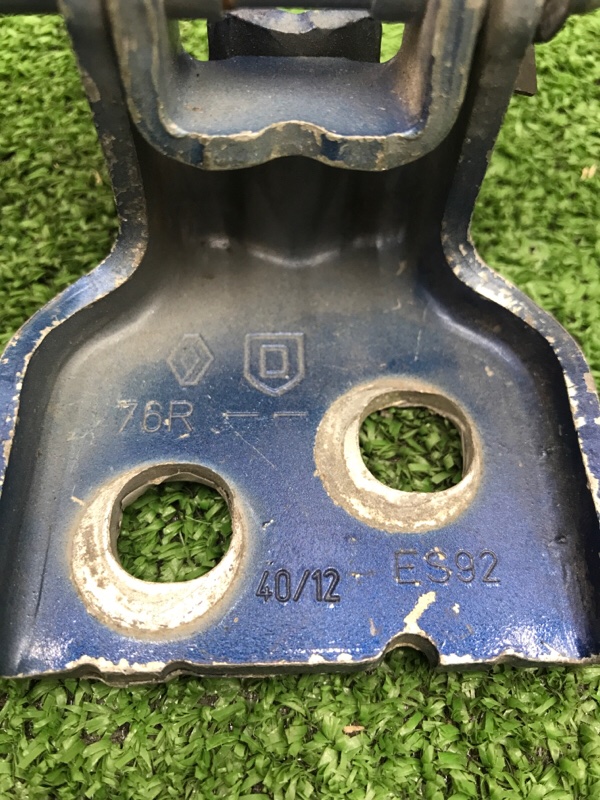 Петля двери