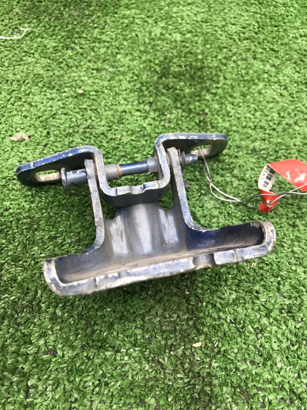 Петля двери