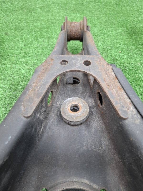 Рычаг подвески нижний Toyota AVENSIS 2012 ZRT272