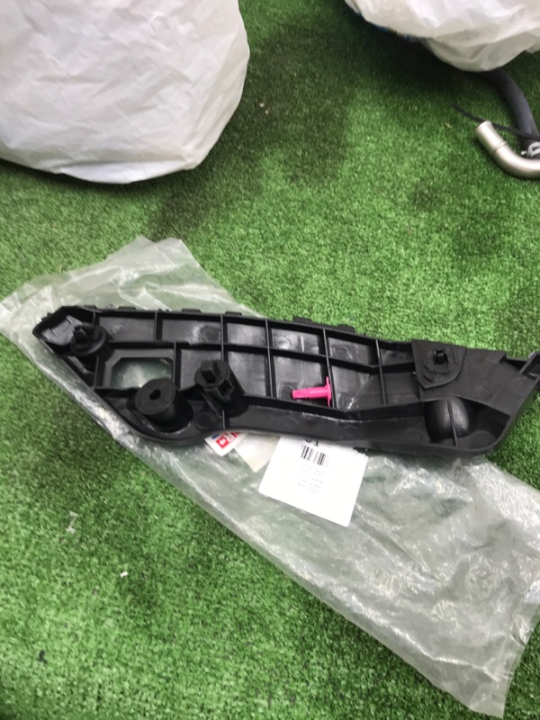 Кронштейн бампера Toyota RAV4 2015-2019