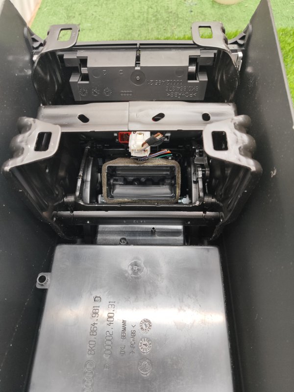 Консоль подлокотника Audi A4 2010 8KС