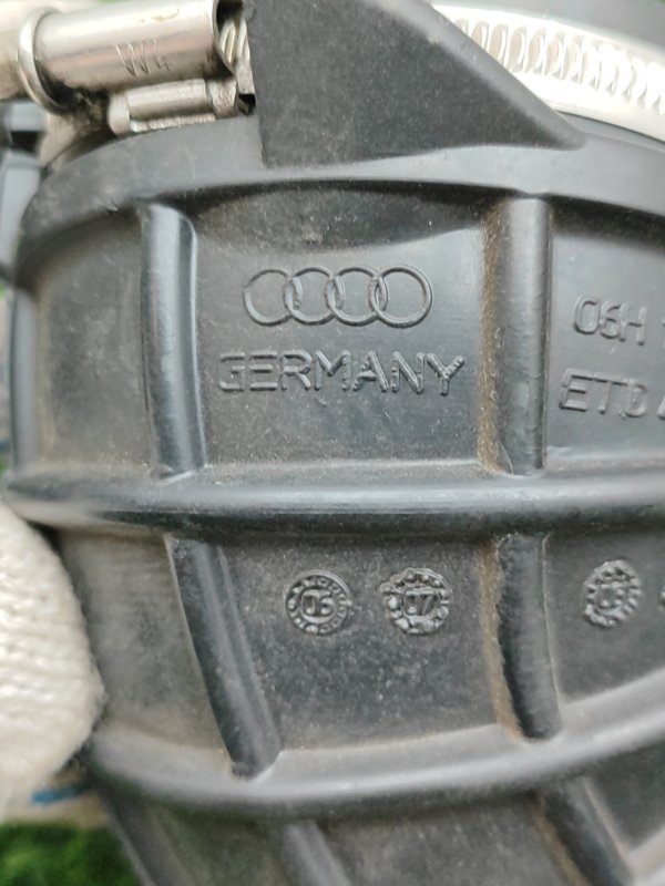 Патрубок воздушного фильтра Audi A4 2010 8KС
