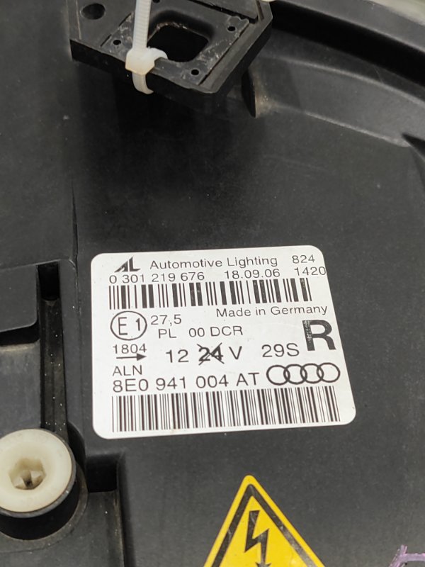 Фара ксеноновая Audi A4 2006 8ED