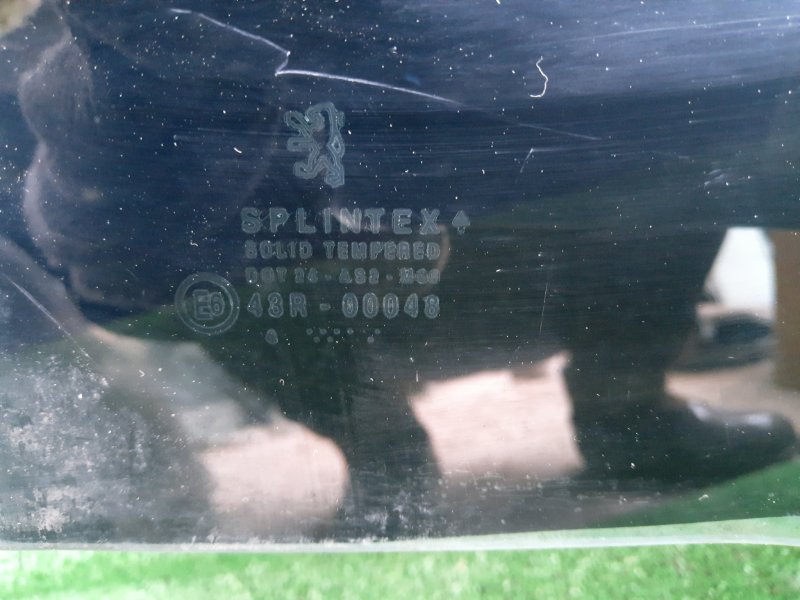 Стекло двери Peugeot 307
