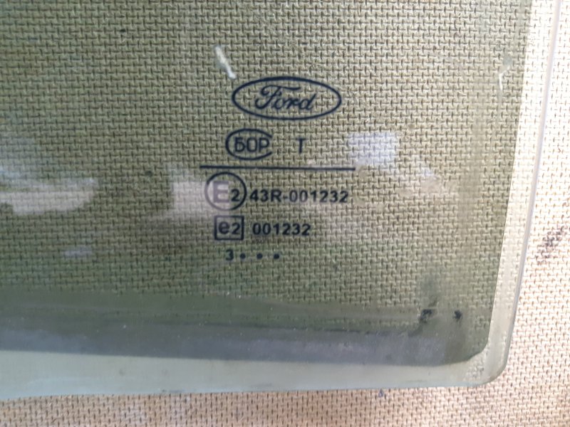 Стекло двери Ford Focus 1