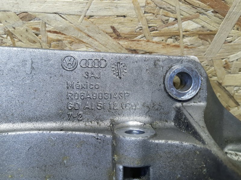 Кронштейн генератора Golf 4 A3 Octavia