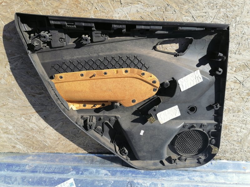 Обшивка двери Ford Focus 3