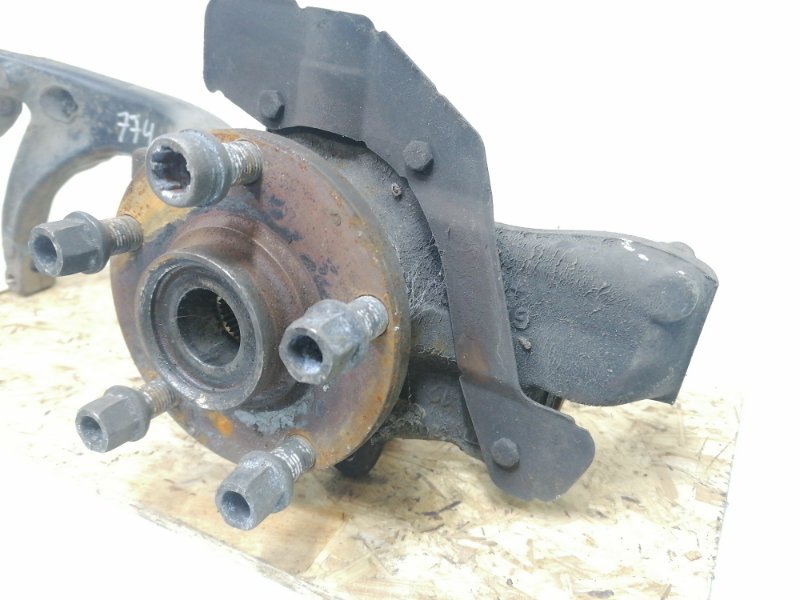 Кулак поворотный Volkswagen Passat B5