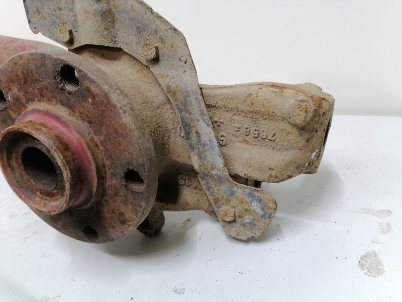 Кулак подвески Audi A4 Passat B5