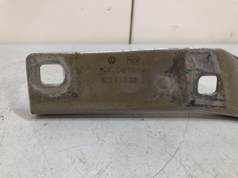 Петля капота Volkswagen Passat B6