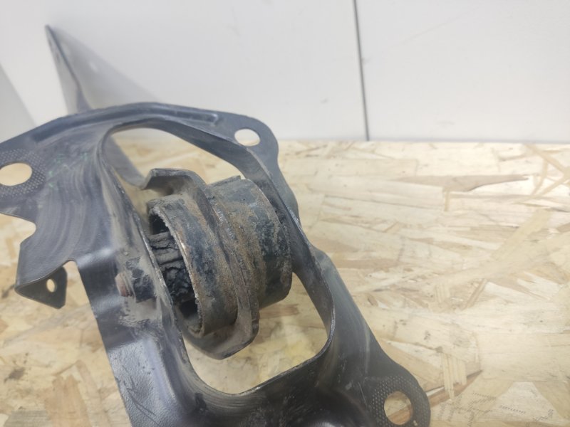 Рычаг продольный Audi Q3 Passat B6
