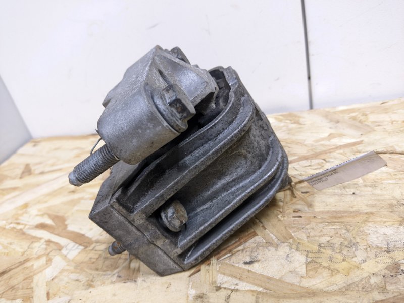 Опора двигателя Volkswagen Passat B6