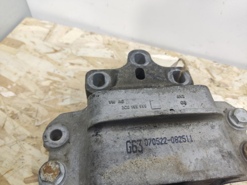 Опора двигателя Volkswagen Passat B6