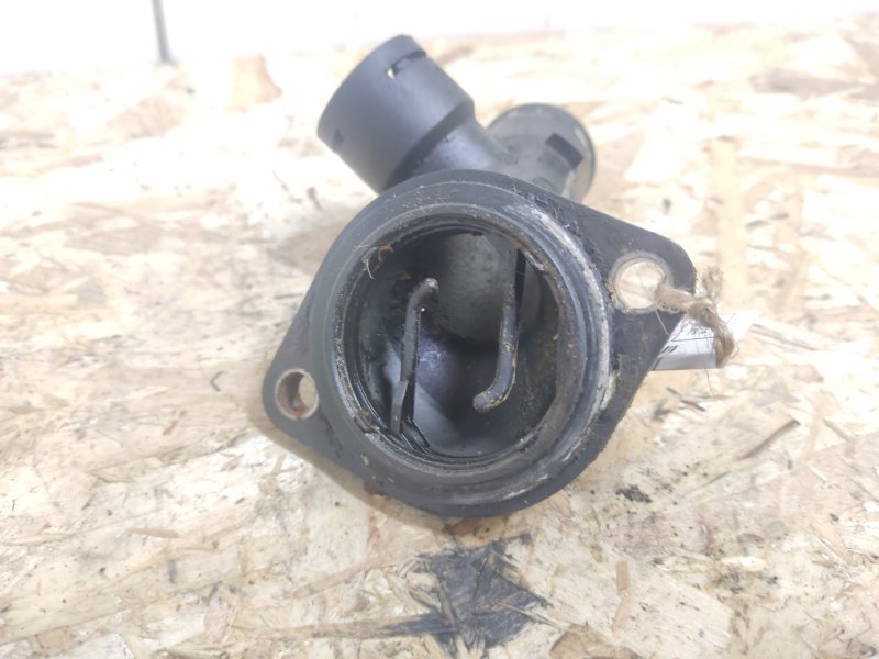 Фланец охлаждения Volkswagen Passat B6