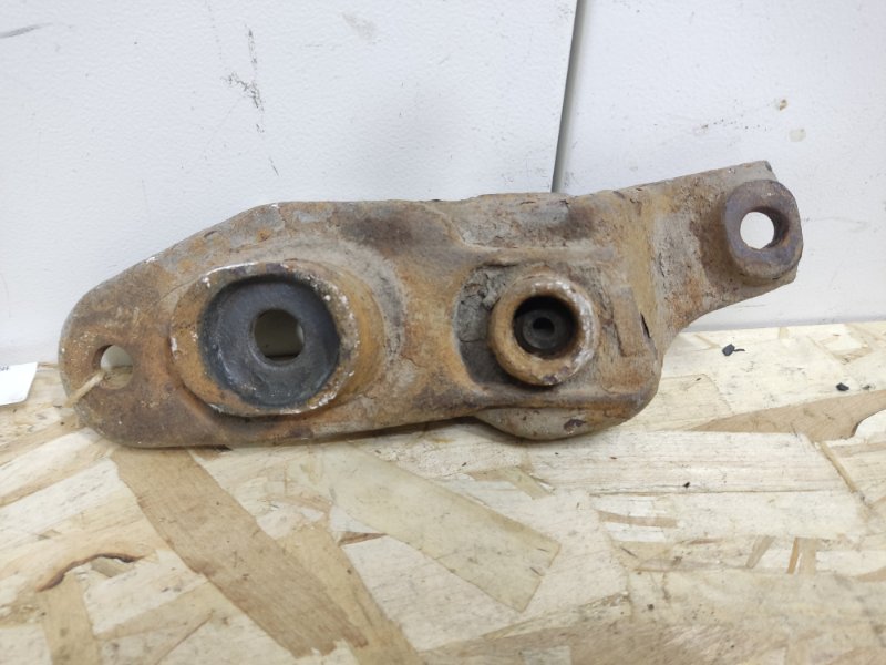 Кронштейн амортизатора Volkswagen 91-95 T4