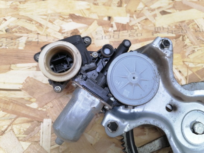 Стеклоподъемник Toyota Corolla E150