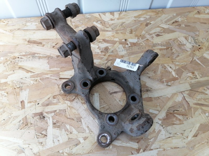 Кулак поворотный Toyota Corolla E150