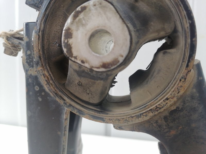 Опора КПП Toyota Corolla E150