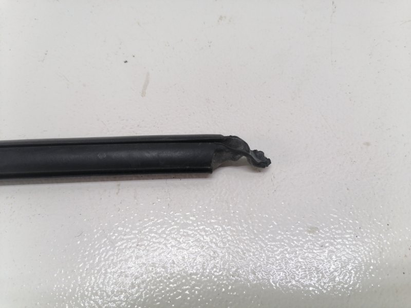 Уплотнитель стекла двери Opel Astra H 2004-2007 L48