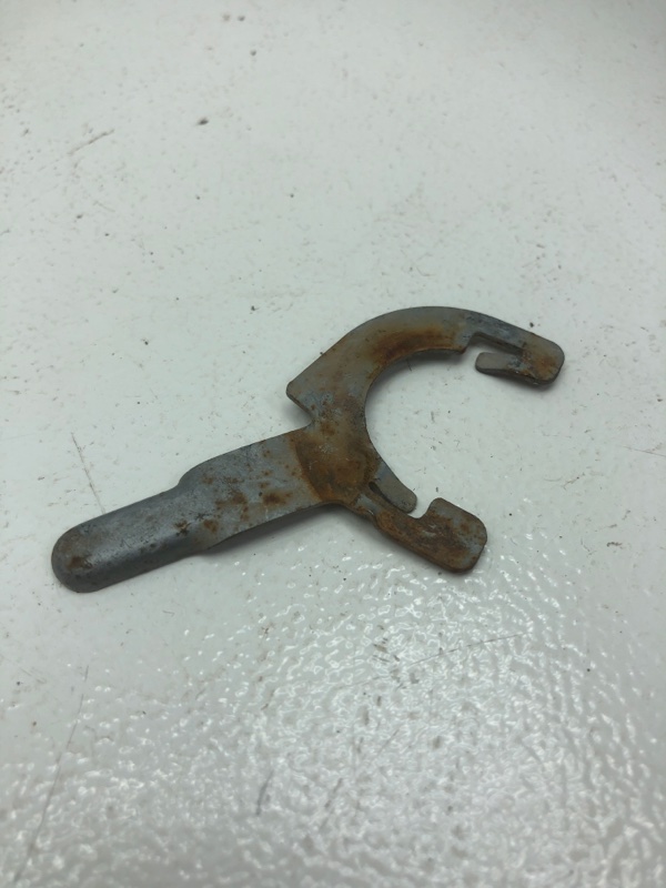 Крепление замка двери Audi A4 B5