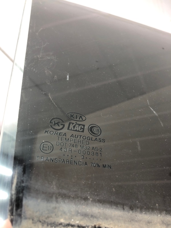 Стекло двери Kia Rio 1