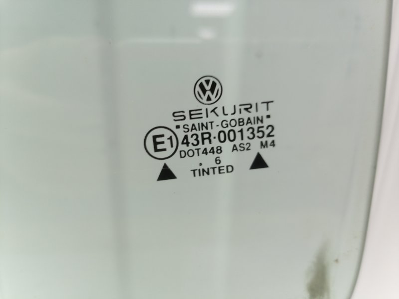 Стекло двери Volkswagen Passat B4
