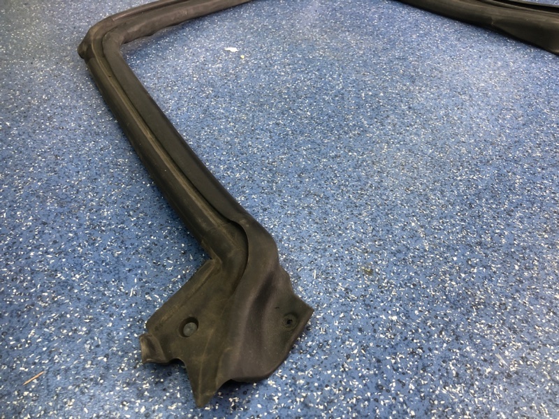 Уплотнитель проема двери Subaru Forester SF5