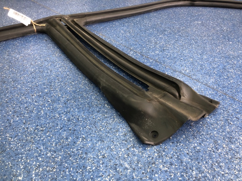 Уплотнитель проема двери Subaru Forester SF5