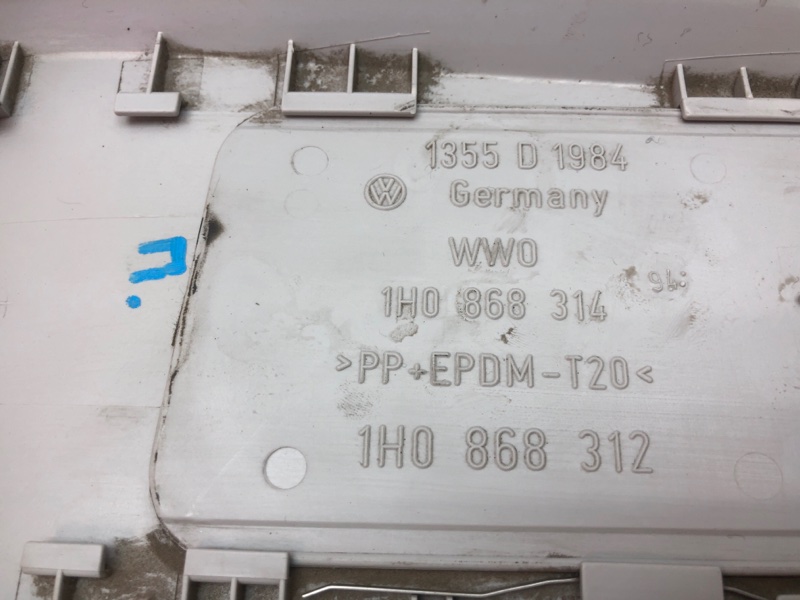 Обшивка стойки верхняя Volkswagen Golf 3