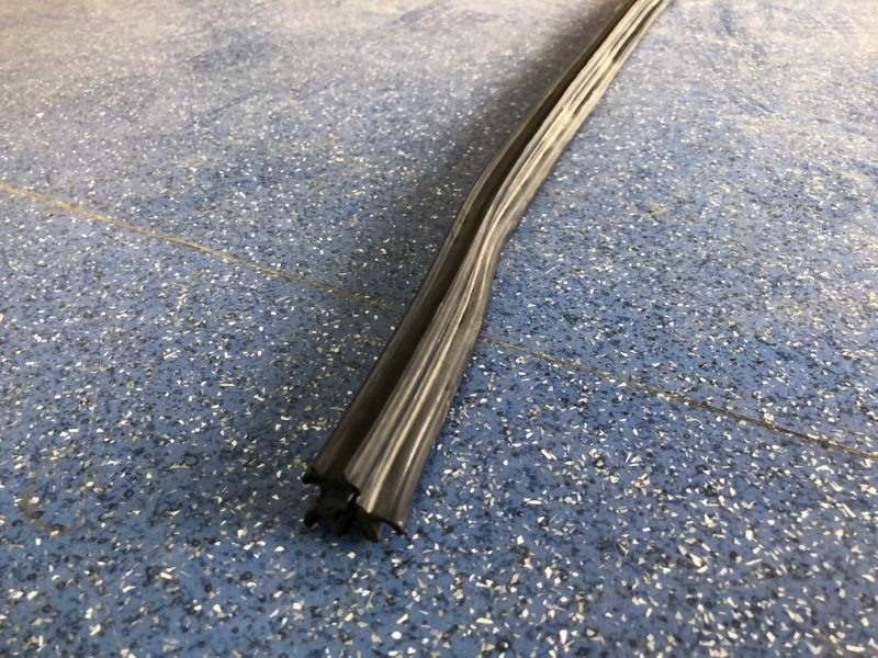 Уплотнитель капота Volkswagen Golf 3