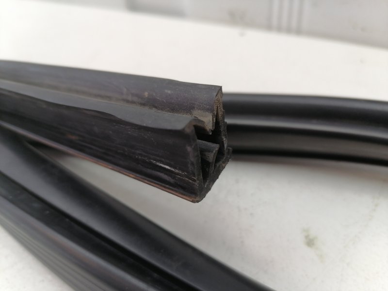 Уплотнитель стекла двери Hafei Brio (Lobo)