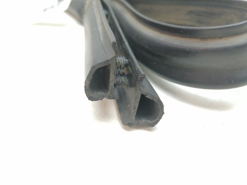 Уплотнитель капота Fiat Albea