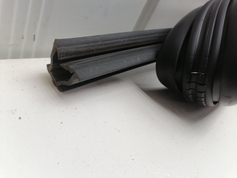 Уплотнитель стекла двери Lada Largus 2020