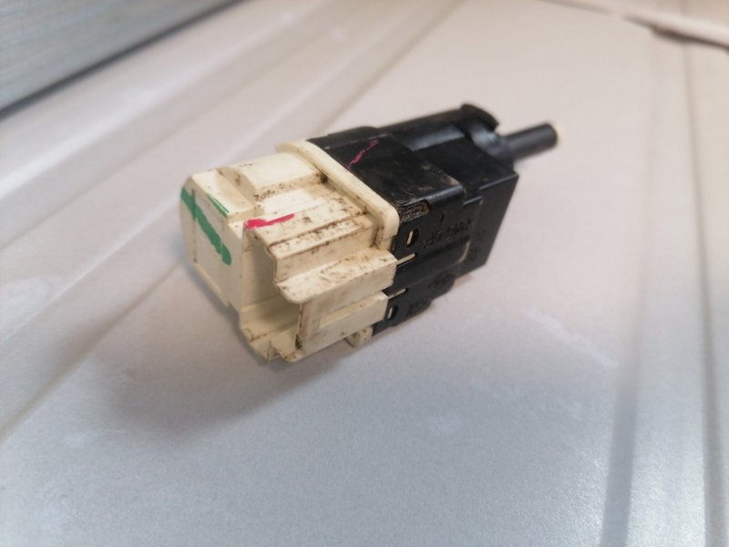 Концевик педали тормоза Lada Largus