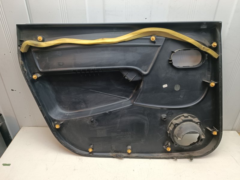 Обшивка двери Lada Largus