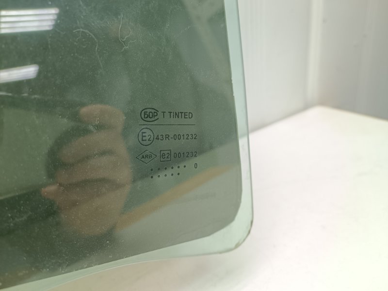 Стекло двери Lada Largus