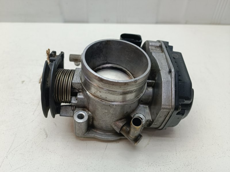 Дроссельная заслонка Volkswagen Passat B4