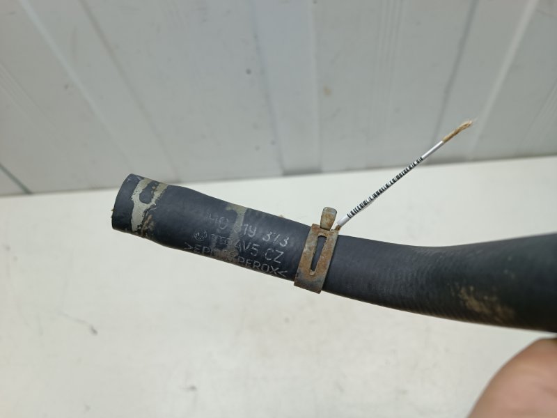 Патрубок системы охлаждения Volkswagen Passat B4