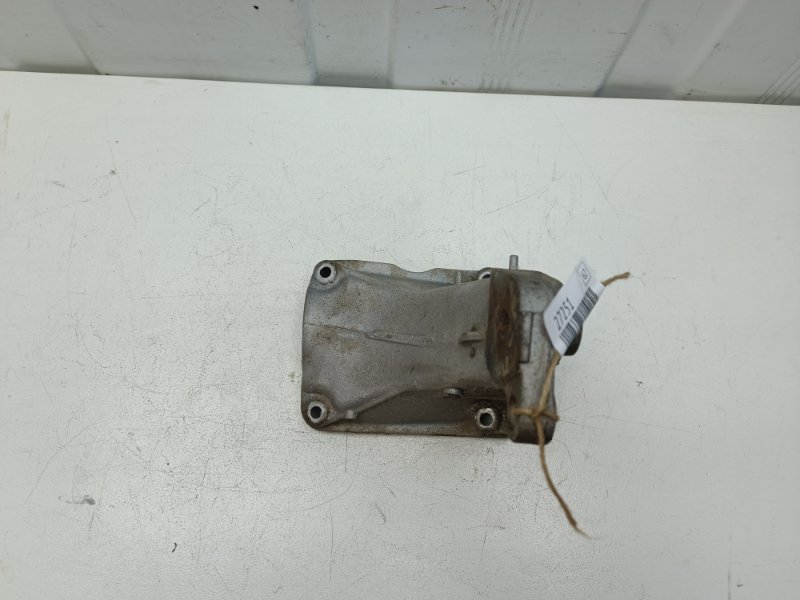 Кронштейн двигателя Volkswagen Passat B4