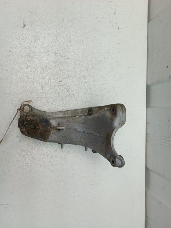 Кронштейн двигателя Volkswagen Passat B4