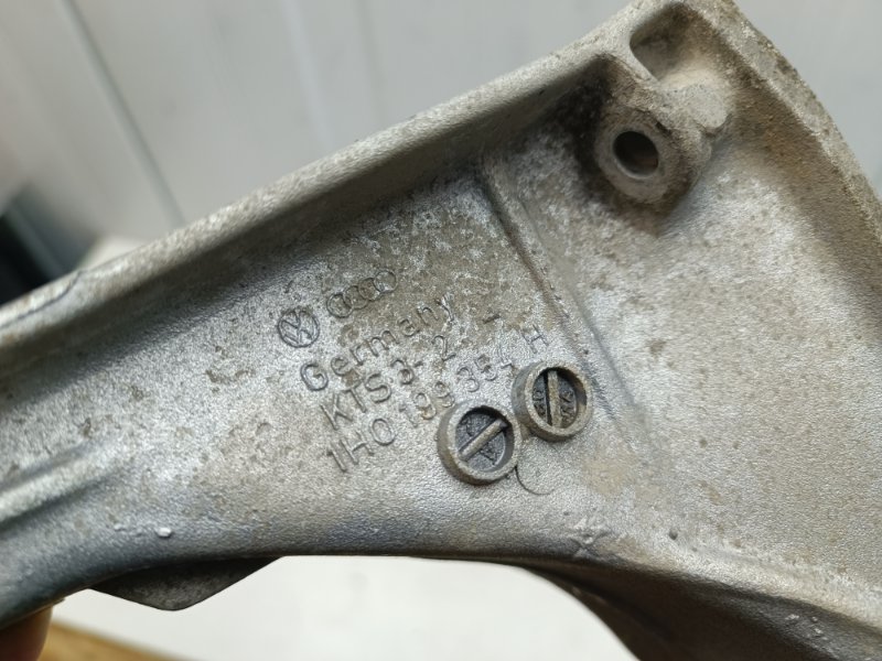 Кронштейн двигателя Volkswagen Passat B4