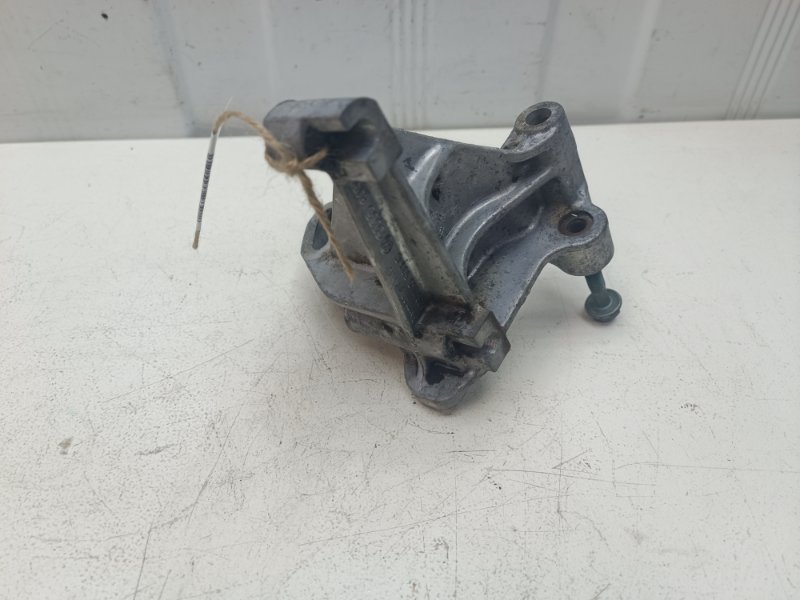 Кронштейн насоса гур Volkswagen Passat B4