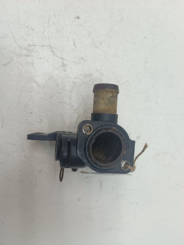 Фланец охлаждения Volkswagen Passat B4