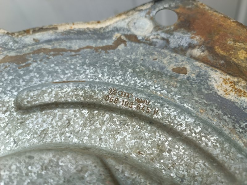 Щиток двигателя Volkswagen Passat B4