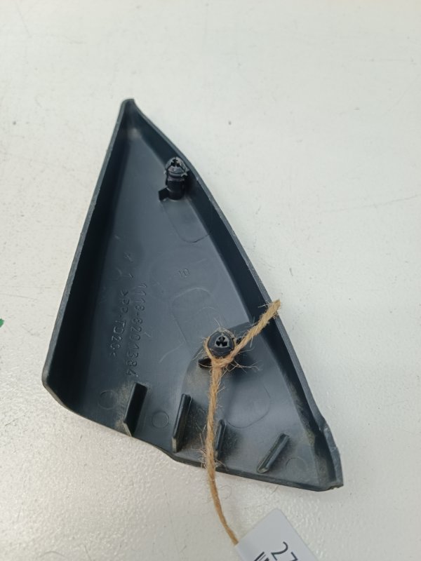 Уголок двери Лада Калина