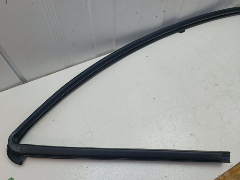 Уплотнитель стекла Nissan Note E11