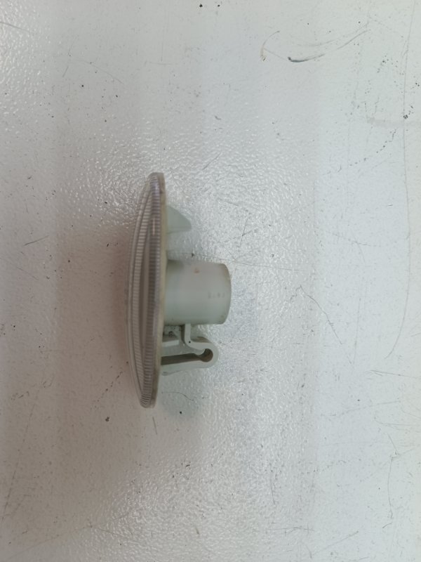 Поворотник в крыле Nissan Note E11