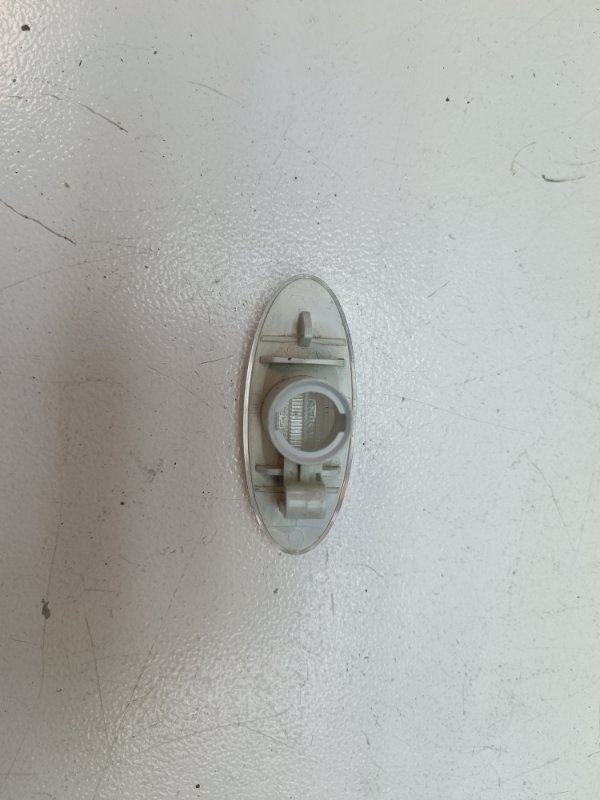 Поворотник в крыле Nissan Note E11